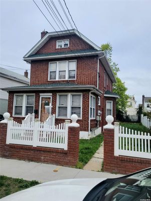 Exterior, Facade, Brick Facade, Queen Anne Victorian