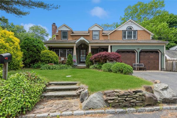 Attached, Exterior, Facade, Cape Cod