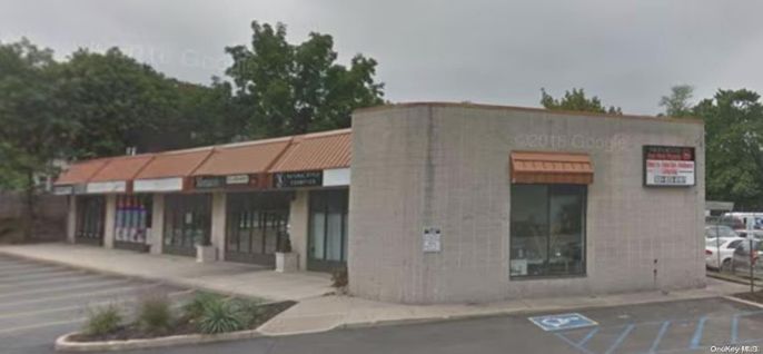 Exterior, Facade, Modern