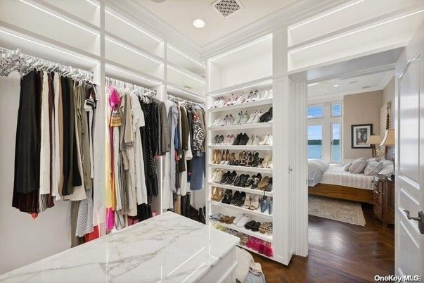 Bedroom, Interior, Recessed Lighting, Walk-in Closets, Water, Wood Texture Flooring