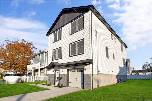 Attached, Exterior, Facade, Farmhouse