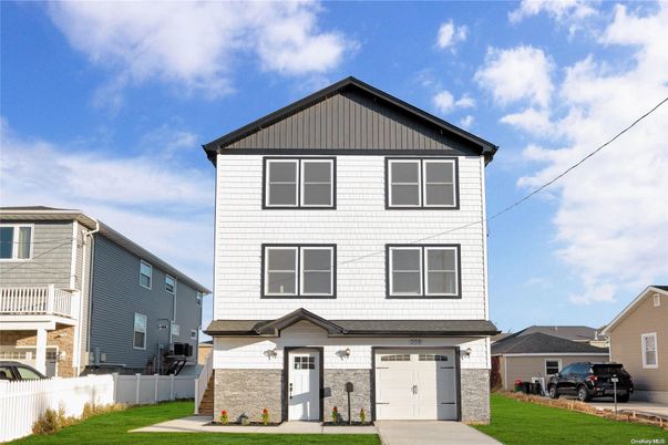Attached, Exterior, Facade, Farmhouse