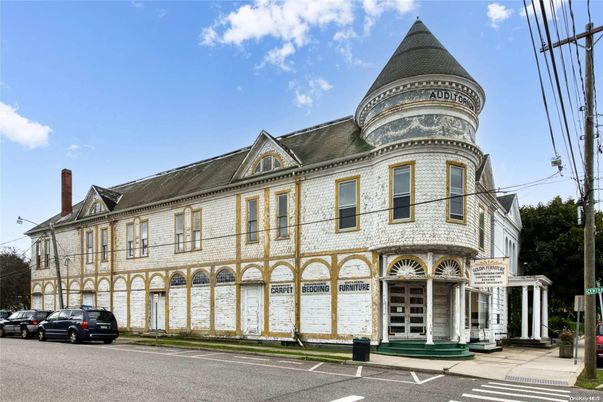 Attached, Exterior, Facade, Queen Anne Victorian