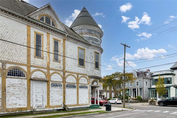 Exterior, Facade, Queen Anne Victorian