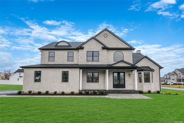 Exterior, Facade, Farmhouse
