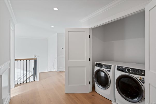 Interior, Recessed Lighting, Washer, Wood Texture Flooring