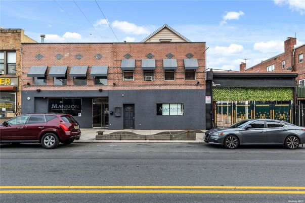 Exterior, Facade, Rowhouse