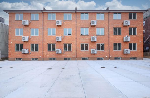 Exterior, Facade, Brick Facade, Rowhouse