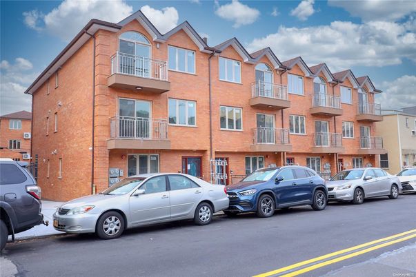 Exterior, Facade, Brick Facade, Rowhouse