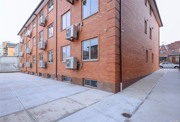 Exterior, Facade, Brick Facade, Rowhouse