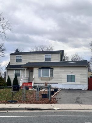 Exterior, Facade, Raised Ranch