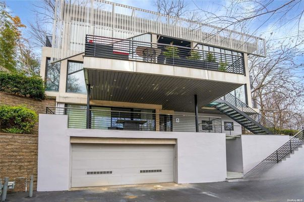 Exterior, Facade, Modern