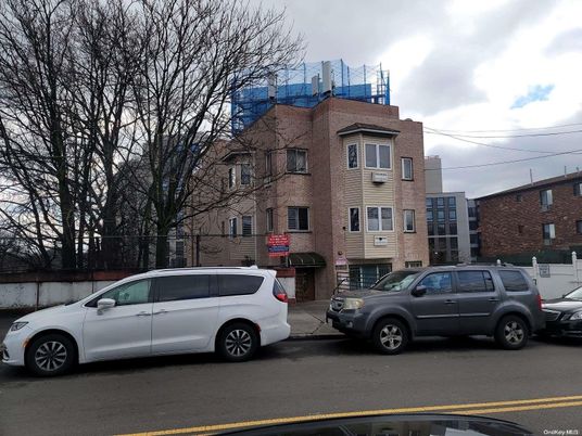 Exterior, Facade, Brick Facade, Rowhouse