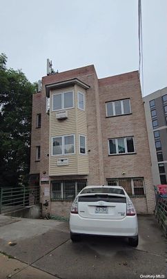 Exterior, Facade, Brick Facade, Rowhouse