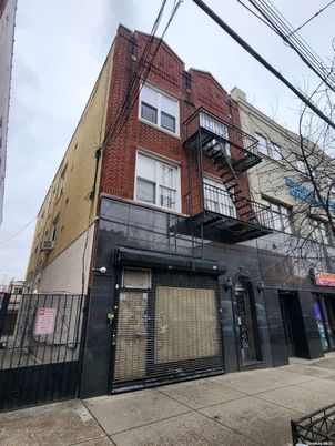 Exterior, Facade, Brick Facade, Rowhouse