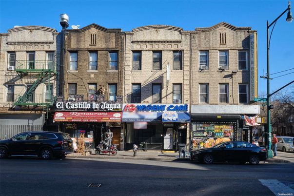 Exterior, Facade, Rowhouse