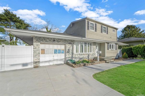 Attached, Exterior, Facade, Split Level