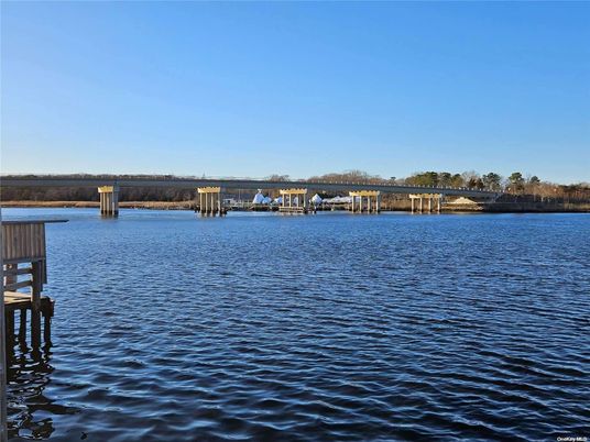 Exterior, Lake
