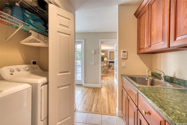 Interior, Utility Closets, Washer, Wood Texture Flooring