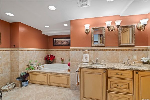 Bathroom, Dual Sink Vanities, Interior, Recessed Lighting