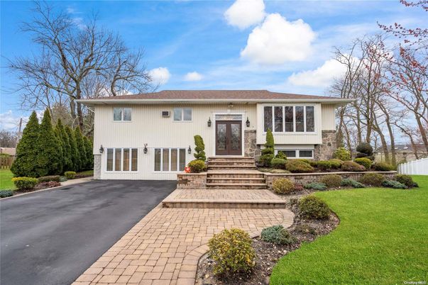 Exterior, Facade, Raised Ranch