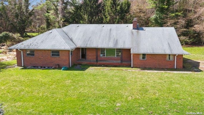 Exterior, Facade, Brick Facade, Cape Cod