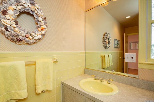 Bathroom, Interior, Recessed Lighting