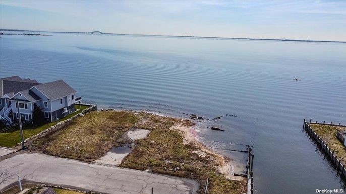 Exterior, Lake