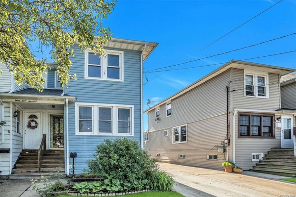 Exterior, Facade, American Foursquare