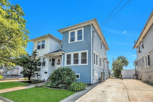 Exterior, Facade, Queen Anne Victorian