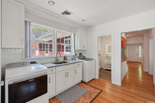 Interior, Recessed Lighting, Washer, Wood Texture Flooring