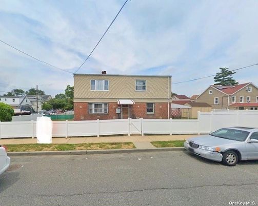 Exterior, Facade, Brick Facade, Cape Cod