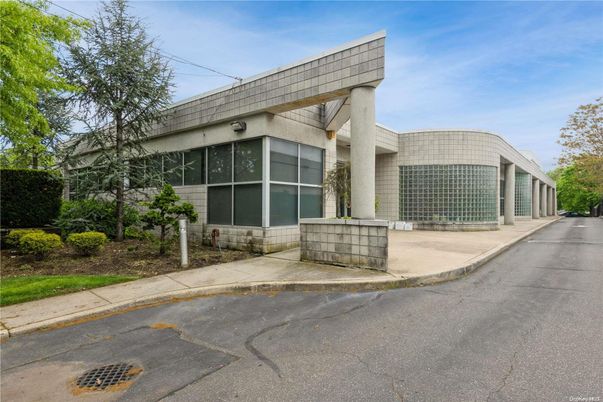 Exterior, Facade, Modern