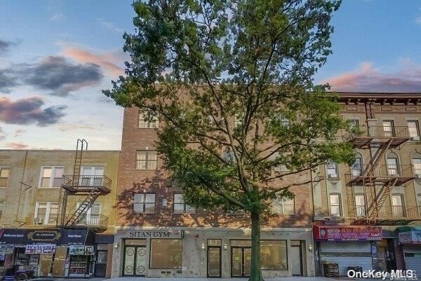 Exterior, Facade, Rowhouse