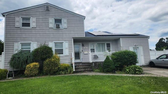 Exterior, Facade, Solar Panels, Split Level