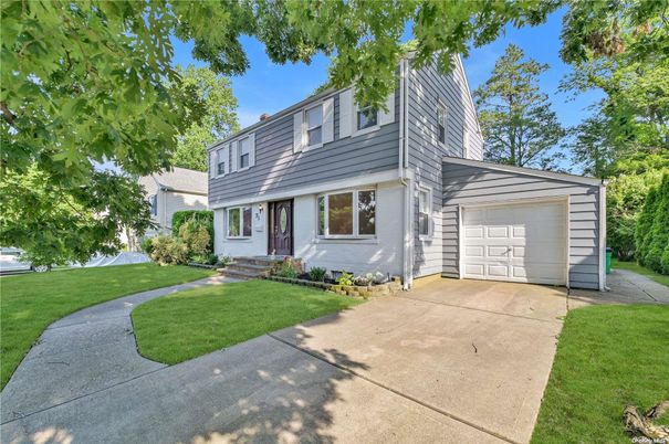 Attached, Exterior, Facade, Cape Cod