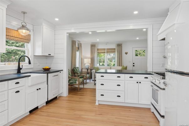 Dining room, Interior, Kitchen, Pendant Lights, Recessed Lighting, Wood Texture Flooring