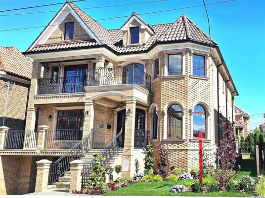 Exterior, Facade, Brick Facade, Queen Anne Victorian