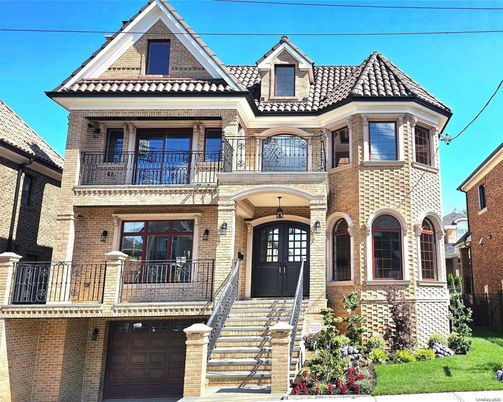 Exterior, Facade, Brick Facade, Queen Anne Victorian