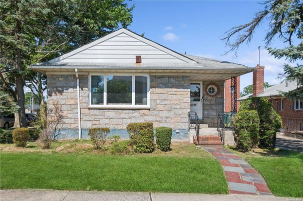 Exterior, Facade, Brick Facade, Split Level
