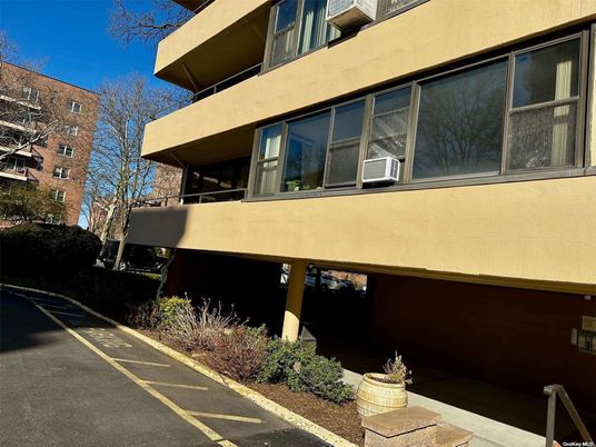 Exterior, Facade, Modern