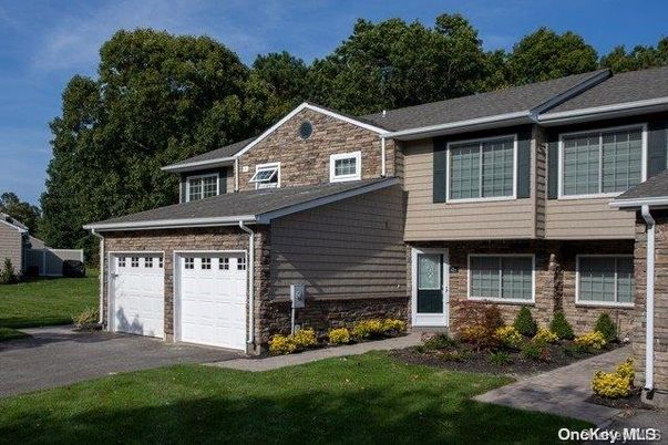 Attached, Exterior, Facade, Split Level