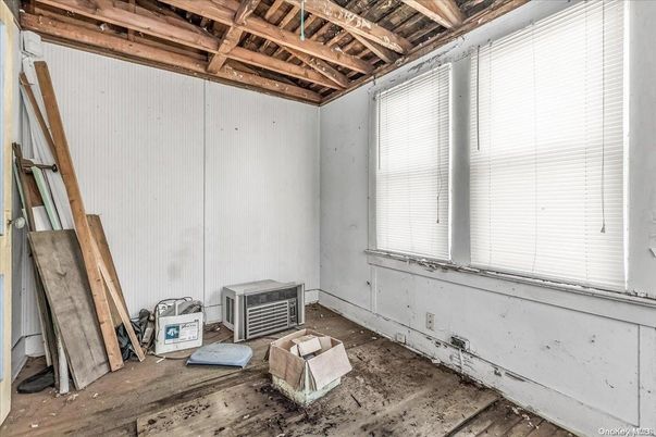 Empty room, Interior, Wooden Beams