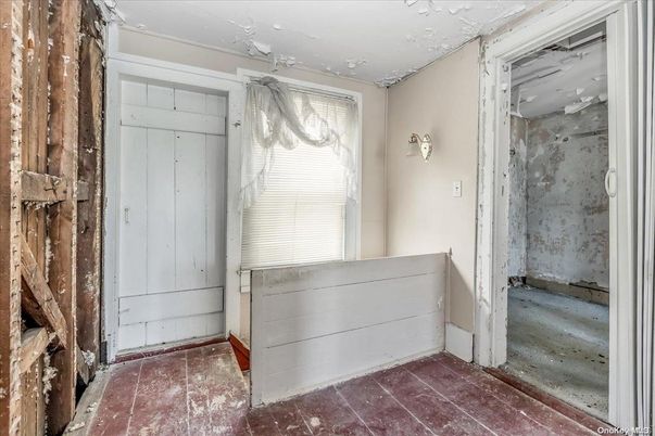 Empty room, Interior
