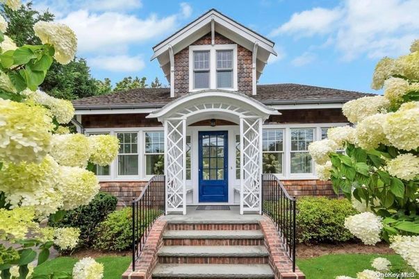 Exterior, Facade, Queen Anne Victorian
