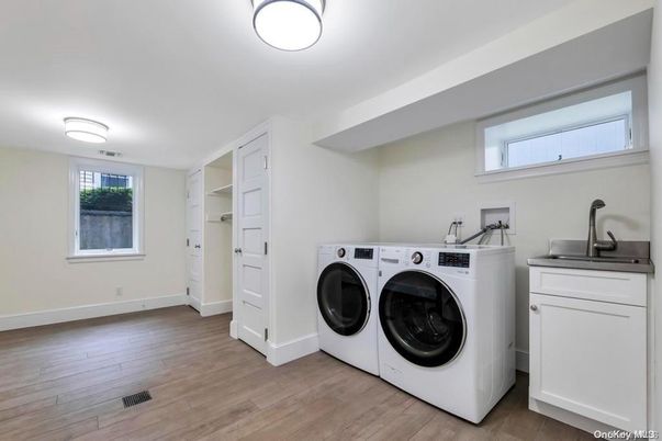 Interior, Washer, Wood Texture Flooring