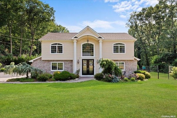 Exterior, Facade, Brick Facade, Split Level