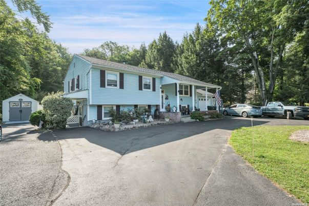 Exterior, Facade, Raised Ranch