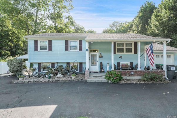 Exterior, Facade, Raised Ranch