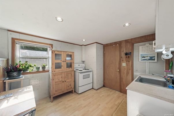 Interior, Recessed Lighting, Washer, Wood Texture Flooring